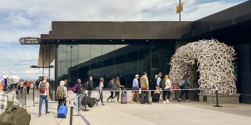 Bagaimana Rasanya Terbang ke Bandara Jackson Hole di Wyoming