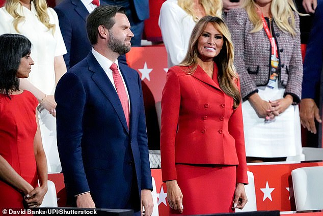 Melania Trump menjadi sasaran kecaman setelah mengungkap usaha bisnis ornamen Natal barunya