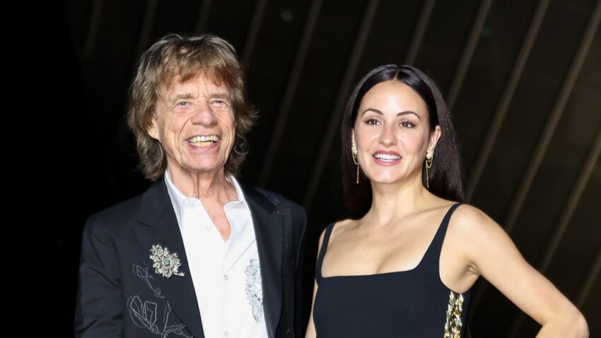 Pacar Mick Jagger tidak memikirkan perbedaan usia mereka yang mencapai 44 tahun, dan meminta kritikus untuk 'urusi urusan mereka sendiri'